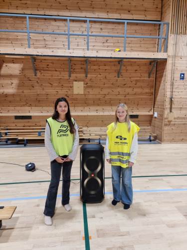 Hanna og Thea har dømt de fleste kampene i turneringen. 